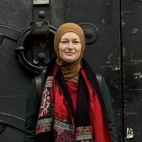Aida Sadiković Mehonić ispred starih okovanih vrata